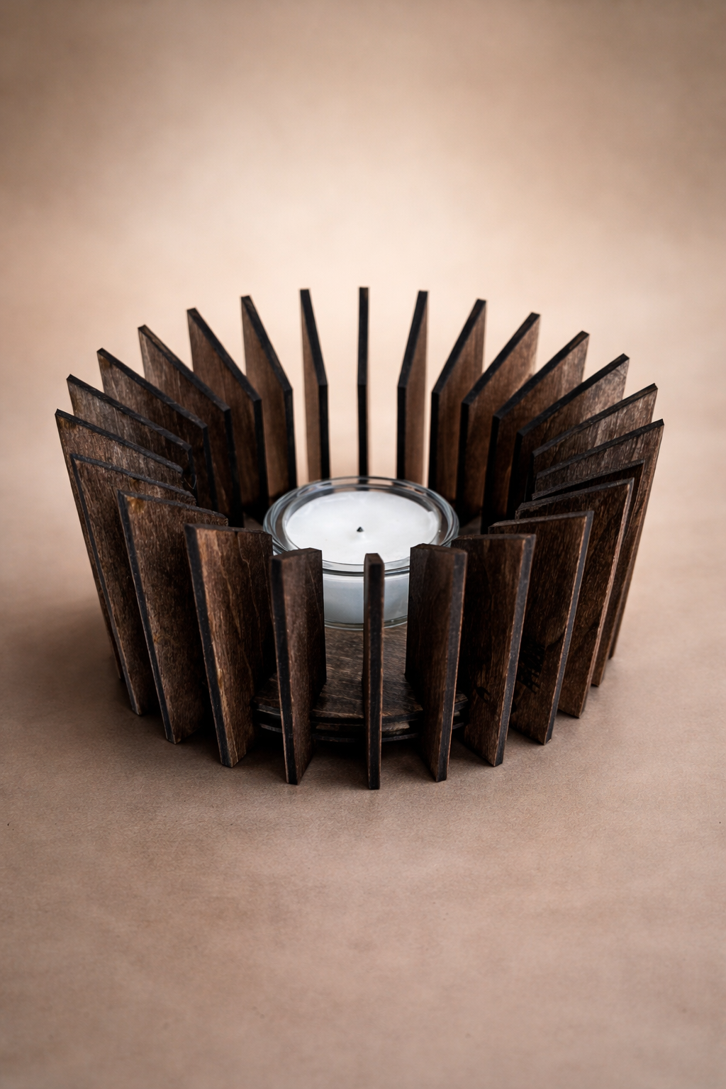 Håndlavede fyrfadsstager i mørk olieret træ - sæt med to
